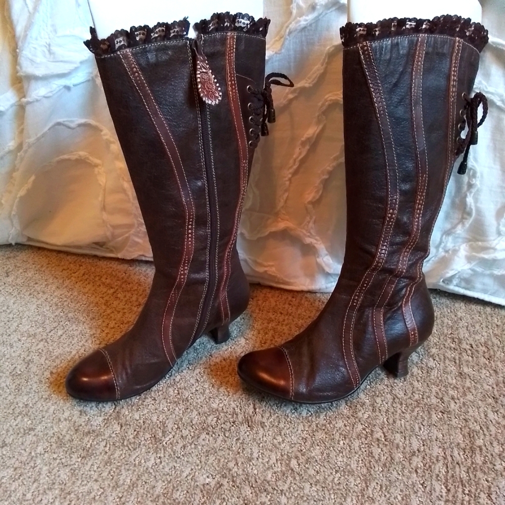 L'ARTISTE SPRING STEP BOOTS. WEARABLE ART!